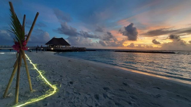 Sonnenuntergang am Strand von Bandos, einer privaten Insel nahe Male, dem Zentrum der Malediven. Für arme Menschen ein unerreichter Urlaubsort.