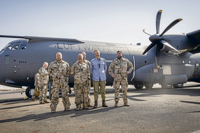 Ein Herz für die Truppe: Finanzminister Lindner mit Soldaten der deutschen Luftwaffe im Februar 2023 in Malis Hauptstadt Bamako