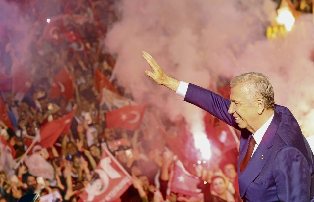 Die größte Oppositionspaprtei CHP siegt in Istanbul und Ankara: Mansur Yavas, Bürgermeister von Ankara, winkt seinen Anhängern zu.