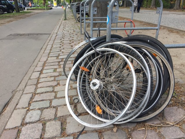 Auch ein Fahrradbügel schützt nicht vor Diebstahl – wenn man nur das Vorderrad anschließt.
