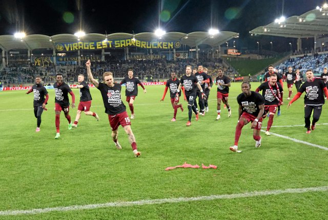 Kaiserslautern feiert im Saarbrückener Ludwigspark den Einzug ins DFB-Pokalfinale.
