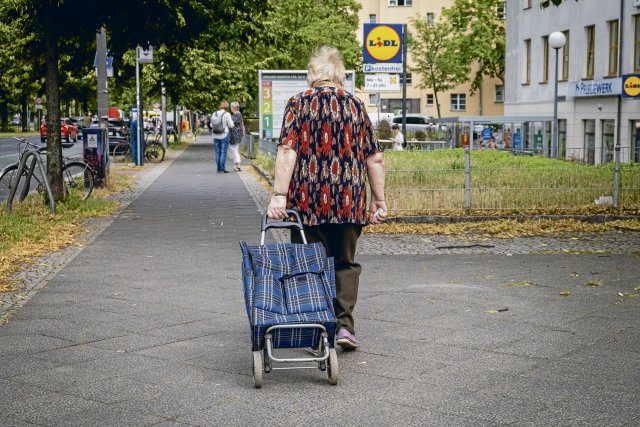 Überproportional von Altersarmut betroffen sind Frauen – und Ostdeutsche.