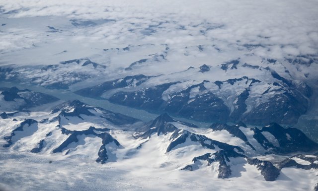 Auch wenn man es beim Anblick der (noch) eisbedeckten Fjorde und Berglandschaften auf Grönland kaum glauben mag – auch in dieser Idylle sind die Temperaturen um mehr als acht Grad monatlich gestiegen.