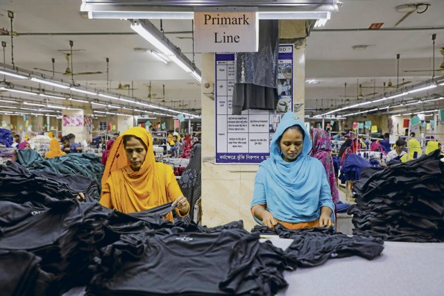 Bangladeschs Textilarbeiterinnen verdienen etwa 100 Euro im Monat und müssen meist in slumähnlichen Verhältnissen leben.