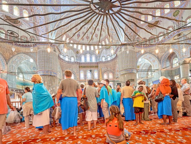 Schlumpfblaue Verhüllung: Besucher der Blauen Moschee in Istanbul