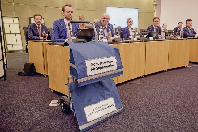 Die SPÖ fährt im Ausschuss mit einem speziellen Aktenkoffer vor.