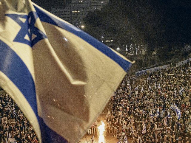 Zehntausende protestieren mit den Familien der Geiseln in Tel Aviv gegen Israels Ministerpräsidenten Benjamin Netanjahu.