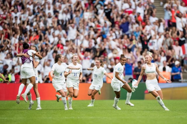 Volles Wembleystadion: Englands Frauen bejubeln den 2:1-Siegtreffer im EM-Finale 2022 gegen Deutschland.