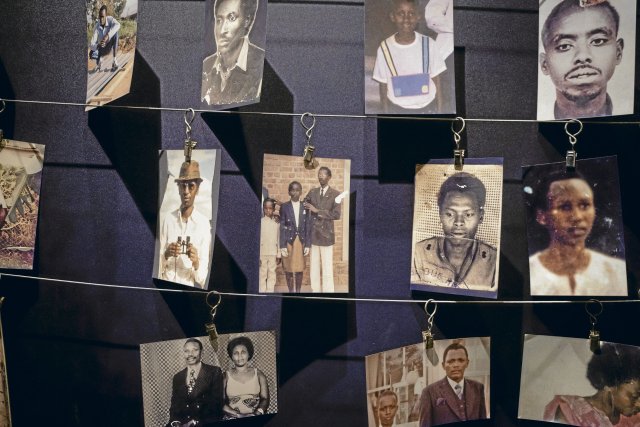 Fotos von Völkermordopfern im Genocide Memorial in der ruandischen Hauptstadt Kigali