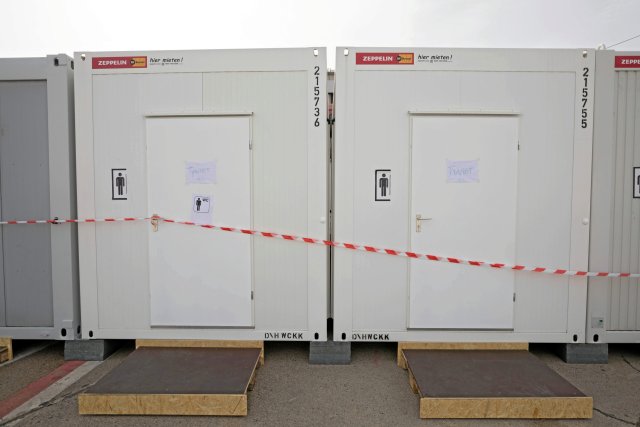 Abgesperrte Toiletten im Ankunftszentrum in Tegel – laut anonymen Mitarbeitenden ein Dauerzustand.