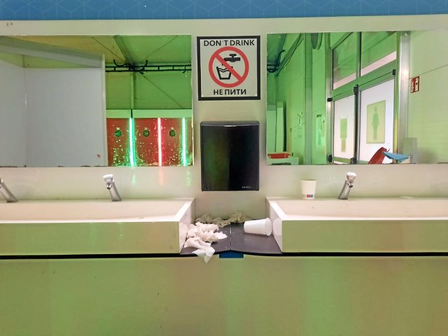 Die Tegel-Mitarbeitenden haben heimlich Fotos von den Sanitäranlagen gemacht. Oft sei ein großer Teil der Waschbecken defekt.