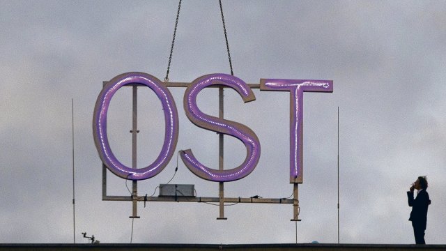 Bevor Castorf 2017 die Volksbühne verließ, wurde der Schriftzug »Ost« vom Dach demontiert.