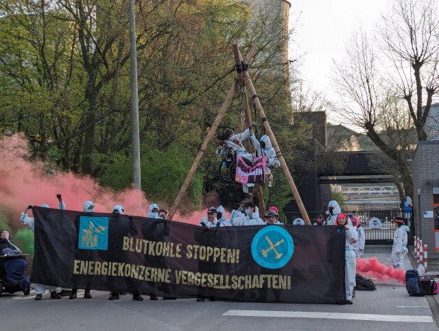 Aktivist*innen blockieren die Zufahrt zum Kohlekraftwerk Gelsenkirchen-Scholven.