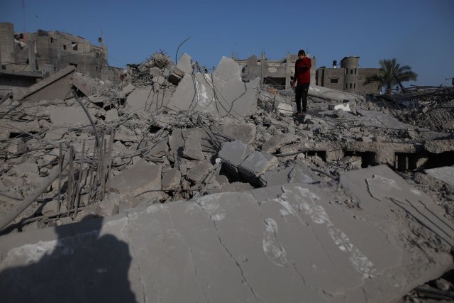 Ein Mann steht auf den Trümmern nach einem israelischen Luftangriff in der Stadt Deir Al-Balah im Zentrum des Gazastreifens.
