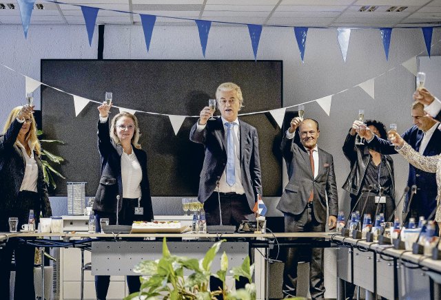 Der niederländische Rechtspopulist Geert Wilders, Vorsitzender der Partei für die Freiheit (PVV), feiert seinen Wahlsieg bei den Parlamentswahlen in den Niederlanden. Auch bei den Europawahlen gilt die PVV als klarer Favorit.