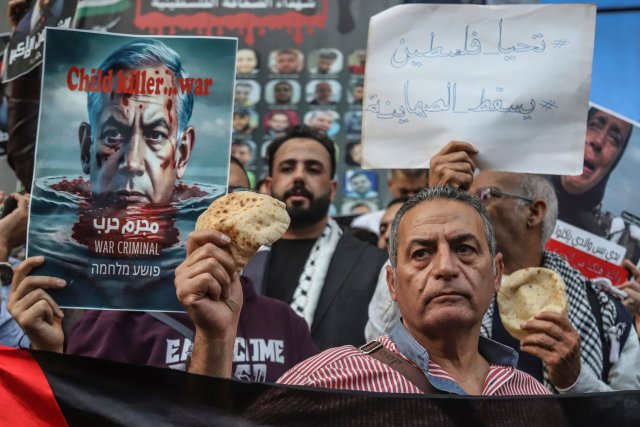 Auf einer pro-palästinensischen Demonstration in Kairo: Die Protestierenden beschuldigen die ägyptische Regierung, zur Belagerung des Gazastreifens beizutragen, und fordern die Ausweisung des israelischen Botschafters. Die ägyptischen Behörden verhafteten 10 Aktivisten.