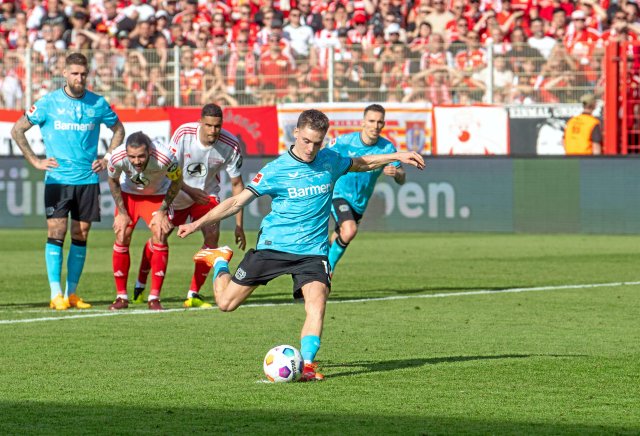 Schuss ins Meisterglück? Fast. Florian Wirtz trifft vom Elmeterpunkt zum Leverkusener Sieg gegen Union.