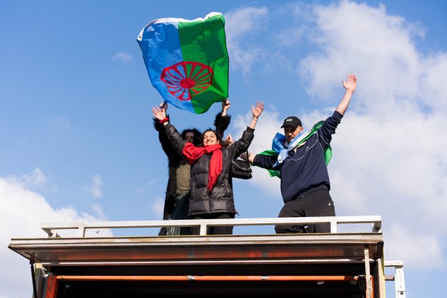 Feiern und Flagge zeigen: Teilnehmende der Romaday Parade 2023 in Berlin