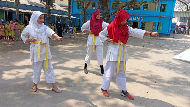 Training auf dem Schulhof: Tasmin (r.) und ihre Mitschülerinnen in Rangpur