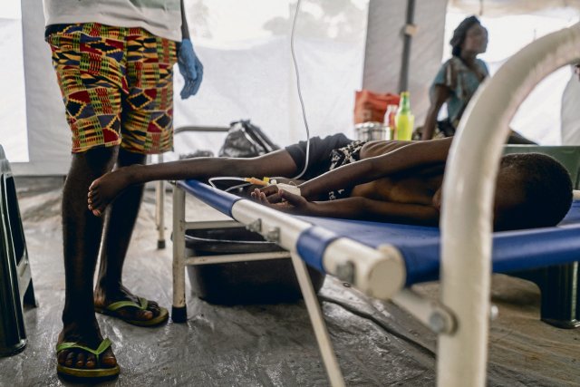 Schwere Cholerafälle werden wie dieser Patient in einem Gesundheitszentrum in Malawis Hauptstadt Lilongwe mit Elektrolytinfusionen behandelt.