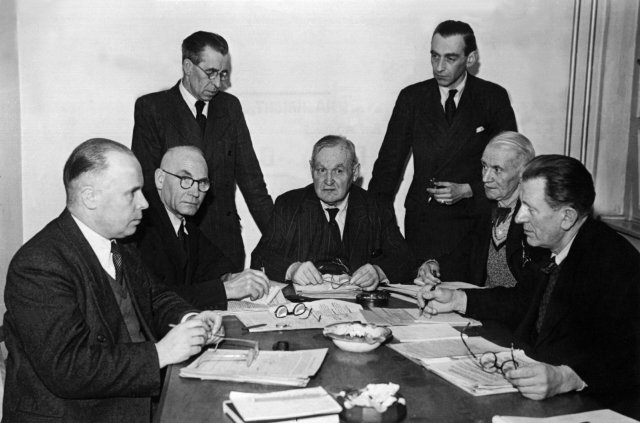 Tagung des Gewerkschaftsrates mit Hans Böckler (Mitte) 1948 in Frankfurt/Main, wo der DGB gegründet wurde.