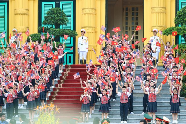 Organisierter Jubel für den früheren Feind: Vietnamesische Pioniere begrüßen US-Präsident Joe Biden im Oktober 2023 in Hanoi.