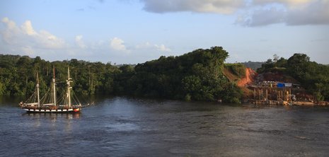 Das Forschungsschiff »La Boudeuse« auf dem Oyapock-Fluss in Französisch-Guayana Foto: AFP