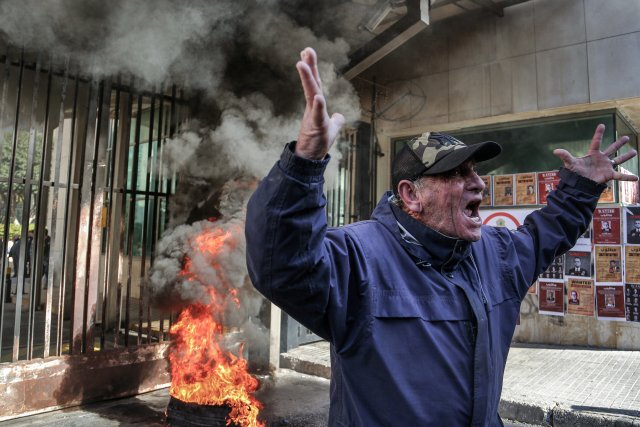 Proteste und brennende Reifen vor einer Bank: Der Libanon befindet sich seit Jahren in einer tiefen Wirtschaftskrise.