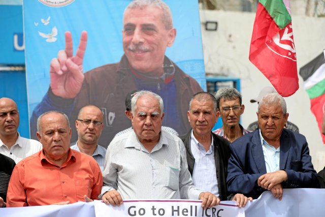 Palästinenser protestieren für die Freilassung des schwer kranken Gefangenen Walid Dakka aus dem israelischen Gefängnis.