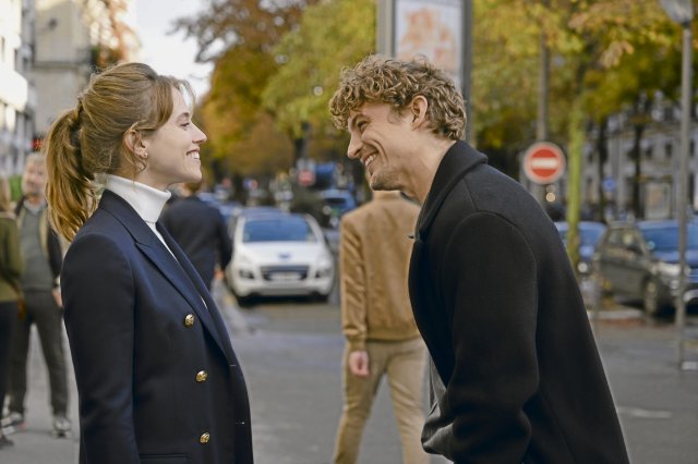 Die Schulfreunde Fanny (Lou de Laâge) und Alain (Niels Schneider) treffen sich zufällig auf einer Straße in Paris.
