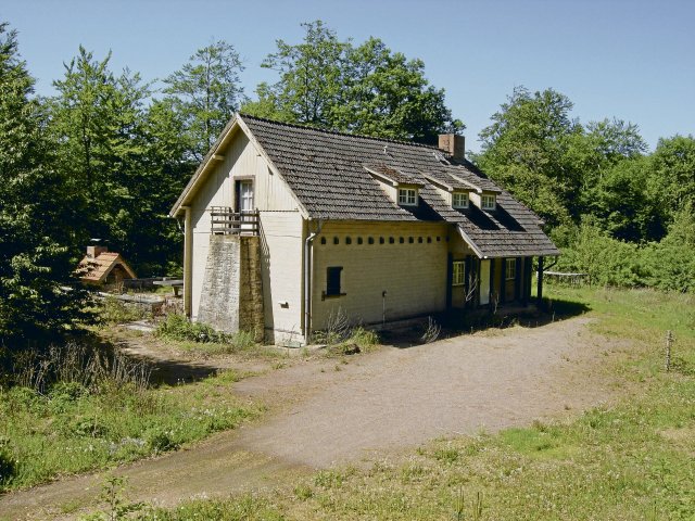 Die Blockhütte am gegenüberliegenden Ufer, die inzwischen abgerissen ist.