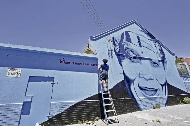 Nelson Mandela lebt noch immer in Südafrika, wie dieses Graffito...