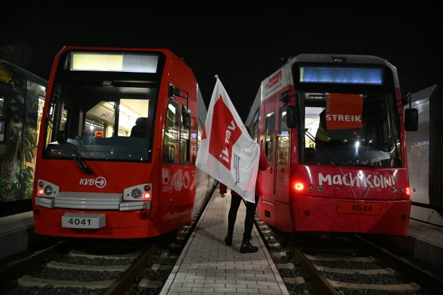 Könnten bald wieder stillstehen: Busse und Bahnen in Nordrhein-Westfalen.
