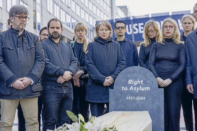 Bei den Protesten vor dem Parlament in Brüssel wurde symbolisch das Asylrecht zu Grabe getragen.