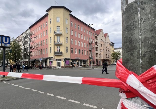 Großräumig abgesperrt: Das Gebäude an der Grunewaldstraße droht teilweise einzustürzen.