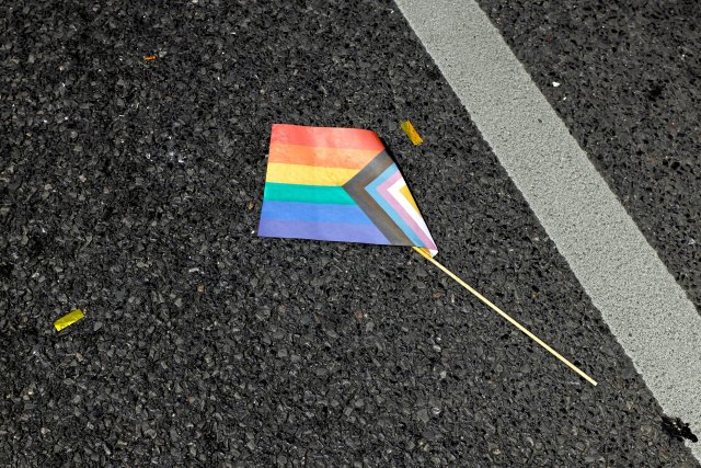 In allen Bezirken wurden nach dem Pride Month 2023 Regenbogenfahnen heruntergeholt, entwendet oder beschädigt.