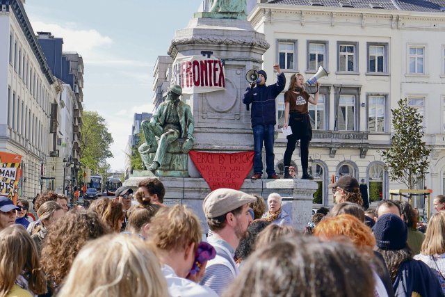 Kundgebung gegen die GEAS-Reform am 10. April 2024 auf dem Place de Luxembourg in Brüssel.
