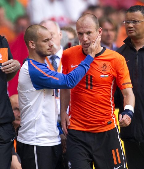 Sneijder tr&#246;ste Robben (r., Holland)