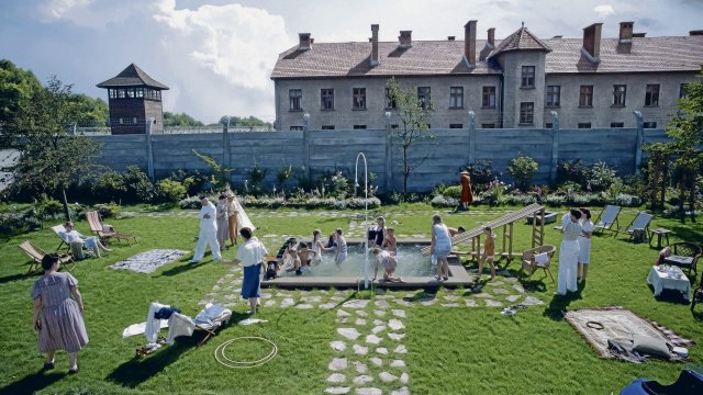 Szene des Familienglücks vor der Mauer zum KZ und Vernichtungslager Auschwitz im Film »The Zone of Interest«