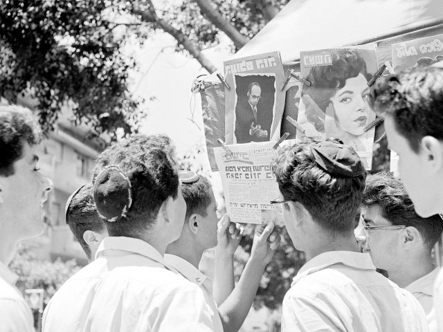 Eichmann in den Schlagzeilen: 1964 stehen junge Männer in Tel Aviv am Kiosk und verfolgen die Nachrichten (links). Als Hingucker gilt Eichmann bis heute, etwa auf den Plakaten der Ausstellung »How to catch a Nazi« (oben)