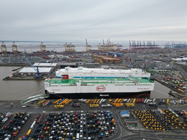 Ein Frachter mit Elektroautos des chinesischen Herstellers BYD in Bremerhaven