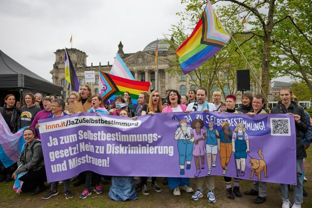 Vor dem Bundestag demonstrierten am Freitag Aktivist*innen für die Rechte von trans, inter und nonbinären Personen. Ihrer Ansicht nach ist das neue Selbstbestimmungsgesetz weiter von Benachteiligungen und Misstrauen geprägt. Abgeordnete der Linken beteiligten sich an der Kundgebung und trugen die Kritik auch im Parlament vor.