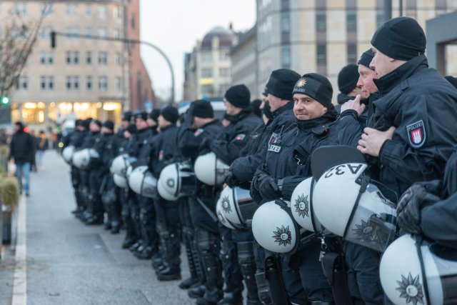 Standen im Juli 2017 nicht ganz so still: Schwarz gekleidete Polizisten anlässlich einer Demonstration zum Rondenbarg-Prozess im Januar in Hamburg.