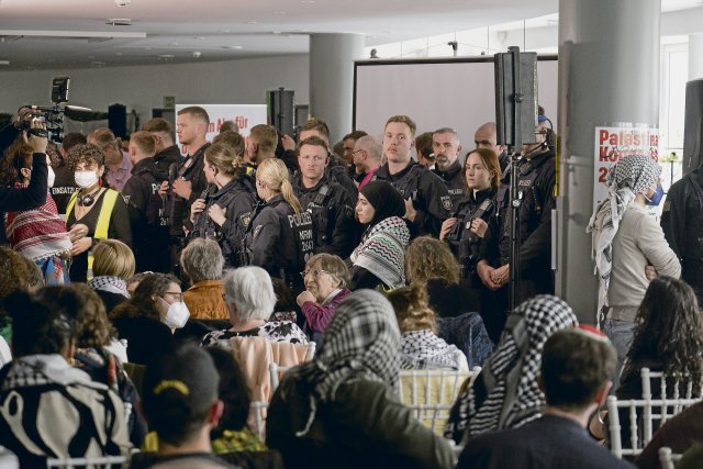 Polizistinnen und Polizisten lösen am Freitag den Palästina-Kongress in Berlin auf.