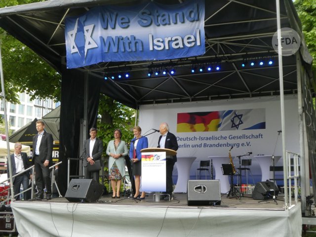 Auch die Deutsch-Israelische Gesellschaft verbreitet Hass gegen Palästinenser, hier beim »Israeltag« 2022 in Berlin mit einer Landkarte, auf der Palästina nicht mehr existiert. Den Regierenden gefällt das.