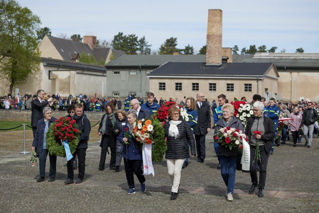 Zahlreiche Menschen nehmen an der Zentralen Gedenkveranstaltung anlässlich des 79. Jahrestages der Befreiung des Frauen-Konzentrationslagers Ravensbrück teil und legen Kränze nieder.