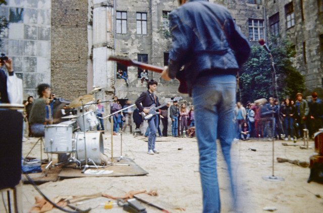 18. Mai 1985: Privat organisiertes Punkkonzert im Hirschhof, Oderberger Strasse, in Berlin-Prenzlauer- Berg