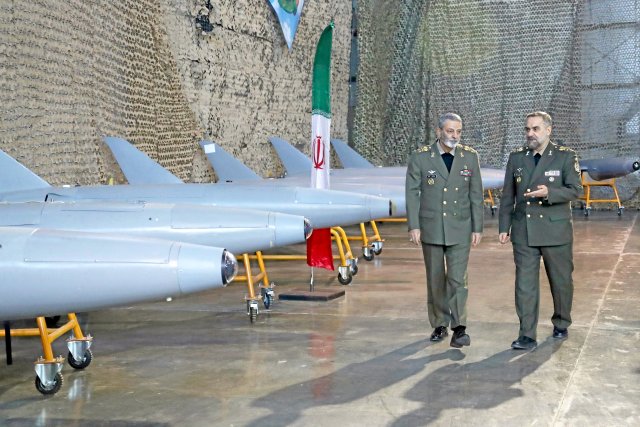 Irans Außenminister Mohammad-Reza Ashtiani (r.) bei Übergabe von Drohnen an die Armee. Beim Angriff auf Israel in der Nacht auf Sonntag haben die Flugobjekte kaum Schaden angerichtet.