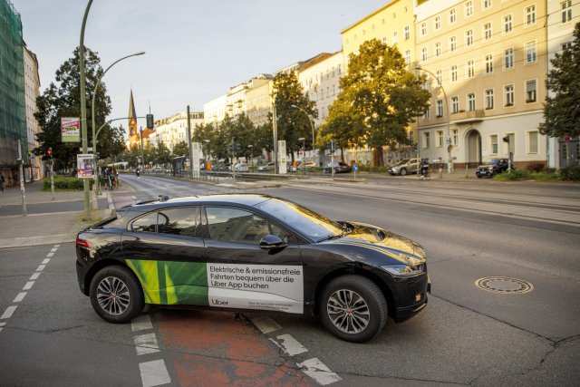 Ein Auto des Fahrdienstleisters Uber in Berlin-Prenzlauer Berg