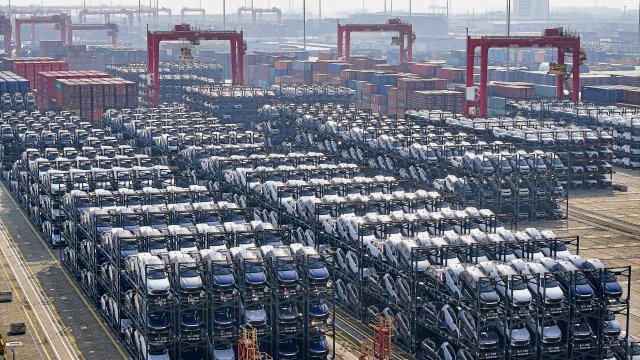 Konkurrenz aus China: E-Autos des Herstellers BYD warten im Hafen von Suzhou auf ihre Verladung.